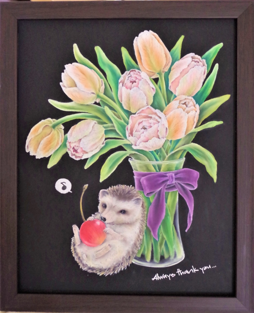 チョークアートで描いたガラスの花瓶とチューリップとハリネズミ