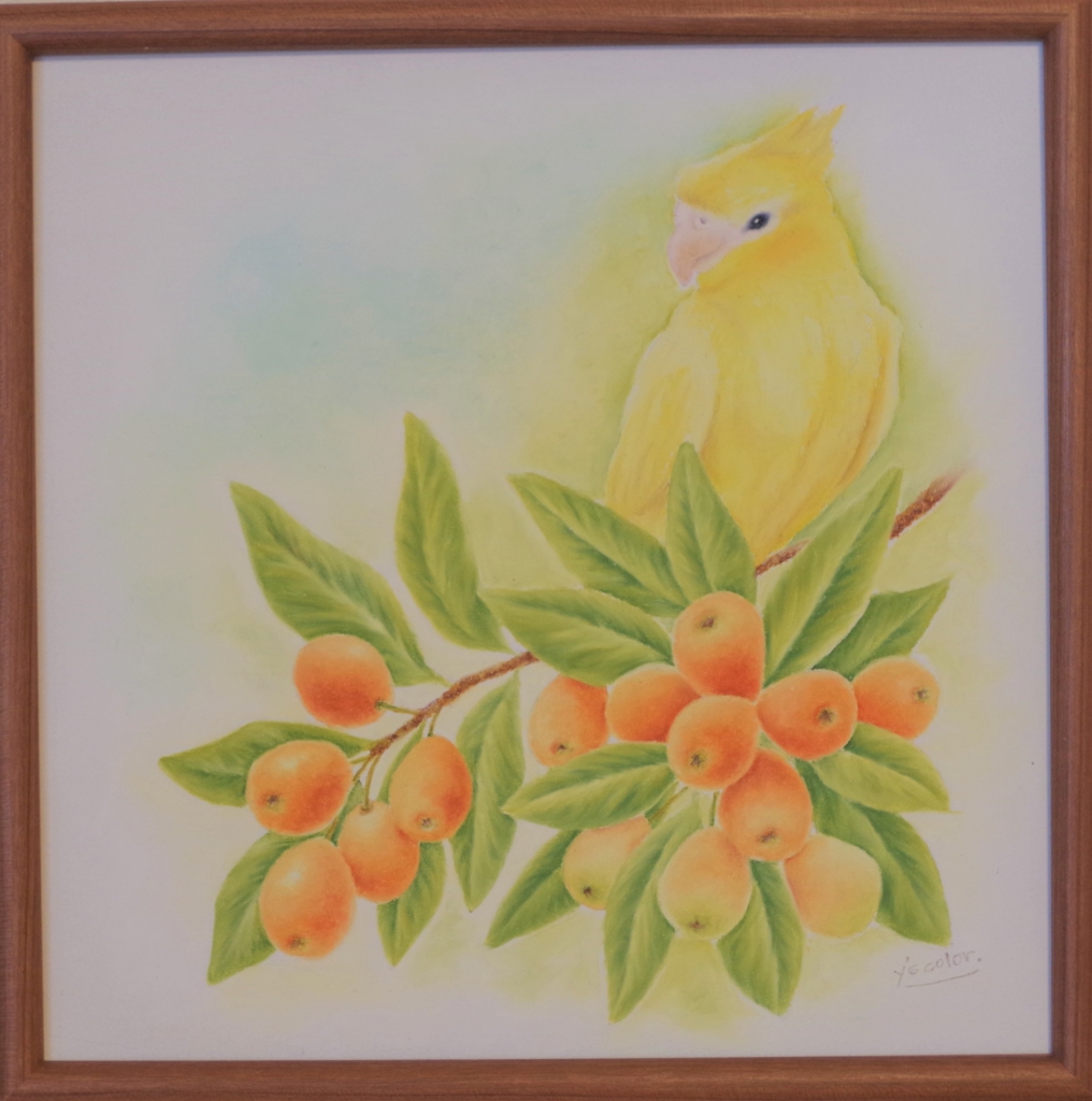 チョークアートで描いた小鳥と琵琶の実